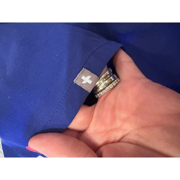 Figs Women's Technical Collection Blue Short Sleeve Top V-Neck Sz M - Picture 8 of 8